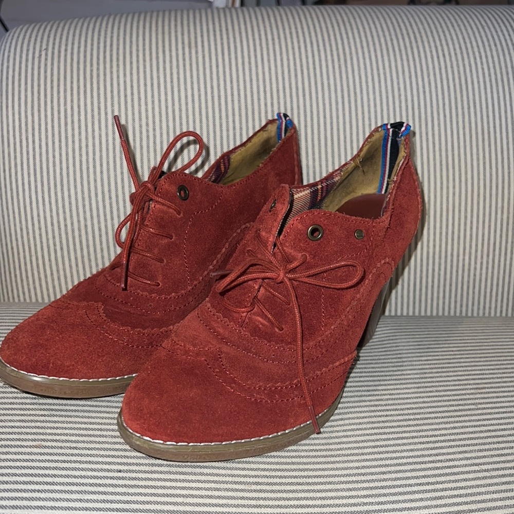 Tommy Hilfiger rust colored wing tipped heels